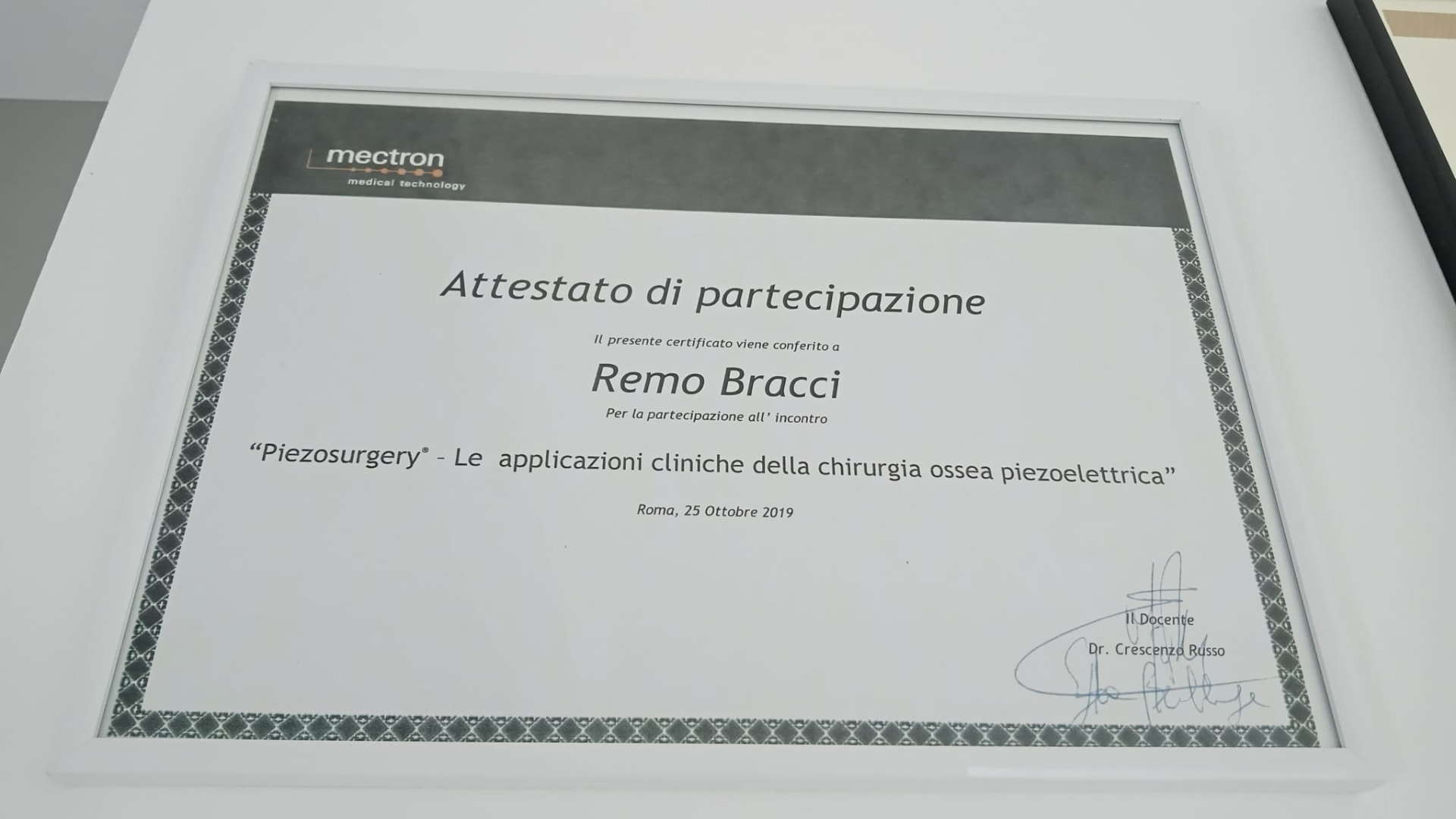 Attestato di partecipazione del Dott. Remo Bracci all’incontro Mectron sulla Piezosurgery, Roma 2019